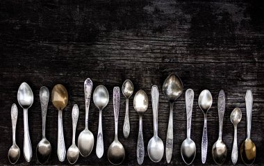 Vintage çatal - eski bir ahşap sırt üzerinde kaşık, çatal ve bıçak