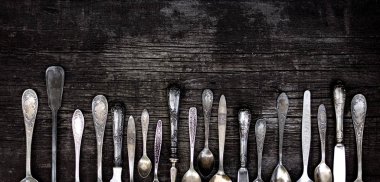 Vintage çatal - eski bir ahşap sırt üzerinde kaşık, çatal ve bıçak