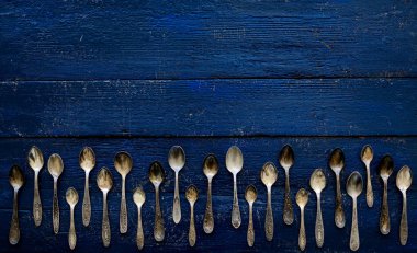 Vintage çatal - eski bir ahşap sırt üzerinde kaşık, çatal ve bıçak