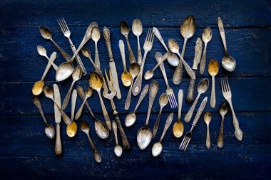 Vintage çatal - eski bir ahşap sırt üzerinde kaşık, çatal ve bıçak