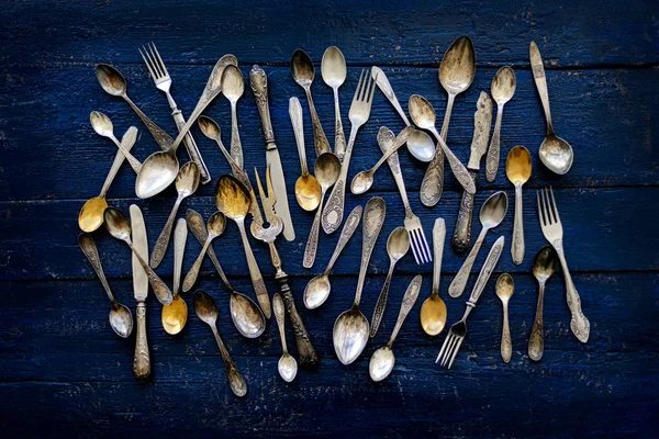 Vintage çatal - eski bir ahşap sırt üzerinde kaşık, çatal ve bıçak