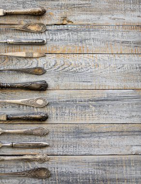 Vintage çatal - eski bir ahşap sırt üzerinde kaşık, çatal ve bıçak