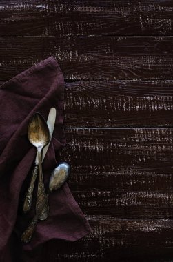 Eski ahşap koyu kahverengi arka plan üzerinde Vintage çatal kaşık. 