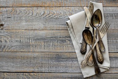 Vintage çatal - eski bir ahşap sırt üzerinde kaşık, çatal ve bıçak