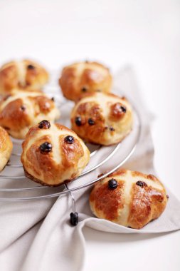 Çörekler bir haç ile işaretlenmiş ve kurutulmuş meyve içeren, geleneksel Lent sırasında yenir. Seçici odaklama.