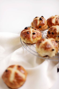 Çörekler bir haç ile işaretlenmiş ve kurutulmuş meyve içeren, geleneksel Lent sırasında yenir. Seçici odaklama.