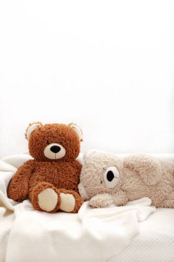 Çocukların oyuncakları - ayılar kahverengi ve bej renk üstünde oturuyorsun 