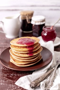 Lezzetli kahvaltı. Çilek lifi ve tereyağı ile Krep.