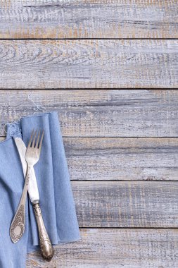 Vintage çatal - eski bir ahşap sırt üzerinde kaşık, çatal ve bıçak