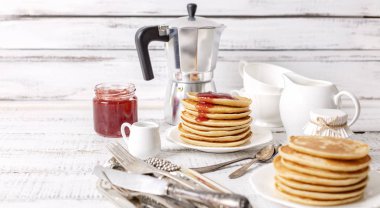 Lezzetli kahvaltı. Çilek lifi ve tereyağı ile Krep. 