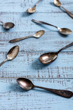 Vintage çatal - eski bir ahşap sırt üzerinde kaşık, çatal ve bıçak