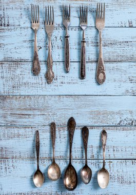 Vintage çatal - eski bir ahşap sırt üzerinde kaşık, çatal ve bıçak