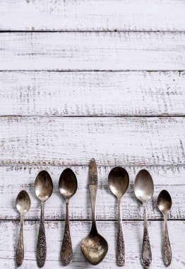 Vintage çatal - eski bir ahşap sırt üzerinde kaşık, çatal ve bıçak