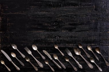 Vintage çatal - eski bir ahşap sırt üzerinde kaşık, çatal ve bıçak