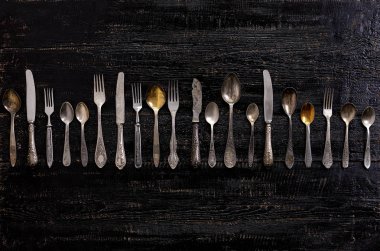 Vintage çatal - eski bir ahşap sırt üzerinde kaşık, çatal ve bıçak