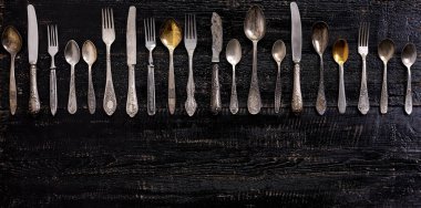 Vintage çatal - eski bir ahşap sırt üzerinde kaşık, çatal ve bıçak