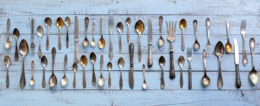 Vintage çatal - eski bir ahşap sırt üzerinde kaşık, çatal ve bıçak