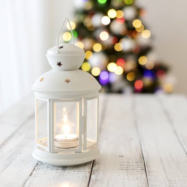 Mutlu Noeller! Beyaz şamdan feneri arkada duruyor.