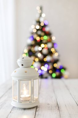 Mutlu Noeller! Beyaz şamdan feneri arkada duruyor.