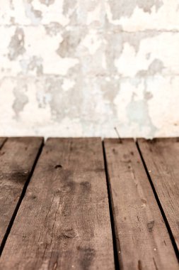 Paslı çivili eski siyah eski püskü tahtalar. Seçici odak.