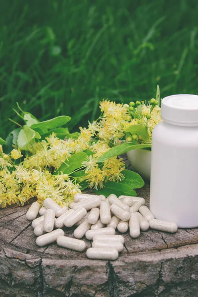 Şifalı bitkilerle, ilaçlarla, doğal alternatif bitki vitaminleriyle ve takviyelerle, kapsüllerle,