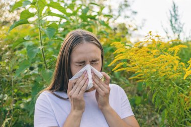 Bir kadının yabani otlara alerjisi vardır. Doğa