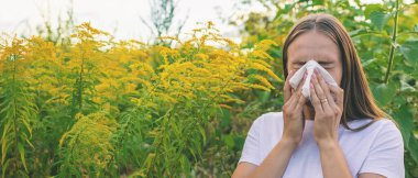 Bir kadının yabani otlara alerjisi vardır. Doğa