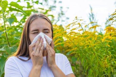 Bir kadının yabani otlara alerjisi vardır. Doğa