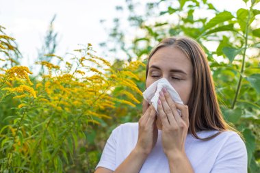 Bir kadının yabani otlara alerjisi vardır. Doğa