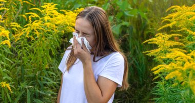 Bir kadının yabani otlara alerjisi vardır. Doğa