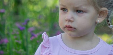 Dışarıda alerji belirtileri gösteren üzgün küçük bir kız..