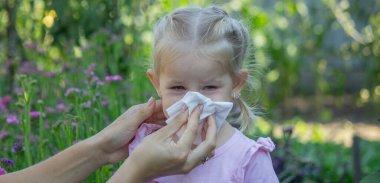 Dışarıda alerji belirtileri gösteren üzgün küçük bir kız..