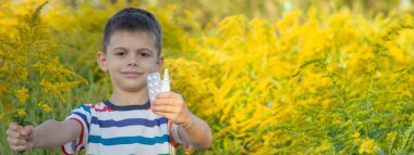 Ragweed 'e alerjisi olan bir çocuk. Seçici odak.