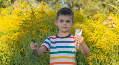 Ragweed 'e alerjisi olan bir çocuk. Seçici odak.