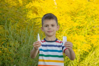 Ragweed 'e alerjisi olan bir çocuk. Seçici odak.