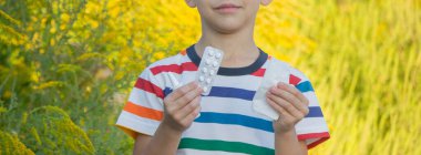 Ragweed 'e alerjisi olan bir çocuk. Seçici odak.