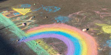 Asfalta tebeşir çizerek. Tebeşir