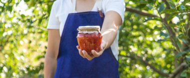 Doğanın arka planında salatalık konservesi yapan bir kadın. Seçici odak.