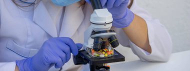 İlaç Araştırmaları: Tıp ve Mikroskop ile çalışan Laboratuar Teknisyeni.