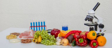 Gıda Kalite Testi: Mikroskop ve Taze Meyve ve Sebzeler.