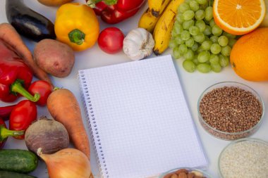 Sağlıklı Yemek Planlama: Taze ürünlerle çevrili Tarifler için Not Defteri.