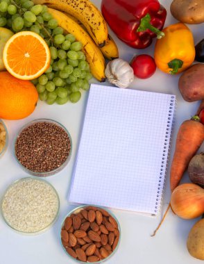 Sağlıklı Yemek Planlama: Taze ürünlerle çevrili Tarifler için Not Defteri.