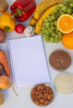 Sağlıklı Yemek Planlama: Taze ürünlerle çevrili Tarifler için Not Defteri.