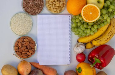 Sağlıklı Yemek Planlama: Taze ürünlerle çevrili Tarifler için Not Defteri.