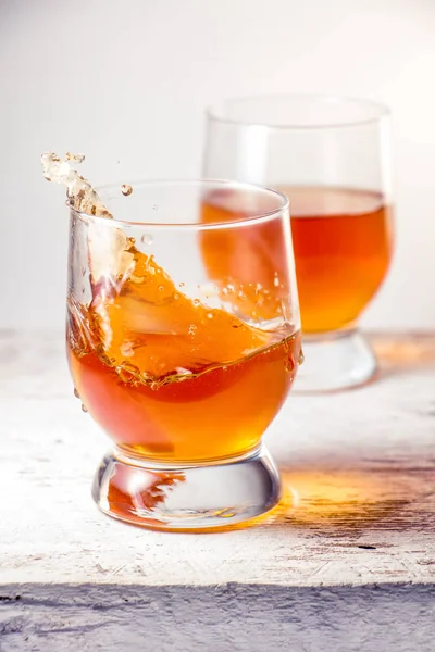 Twee Glazen Gevuld Met Whisky Witte Houten Oppervlak — Stockfoto