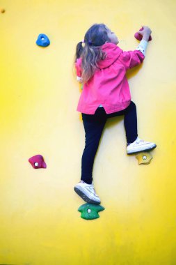 Duvarın tırmanma küçük kıza görüntüsünü spor