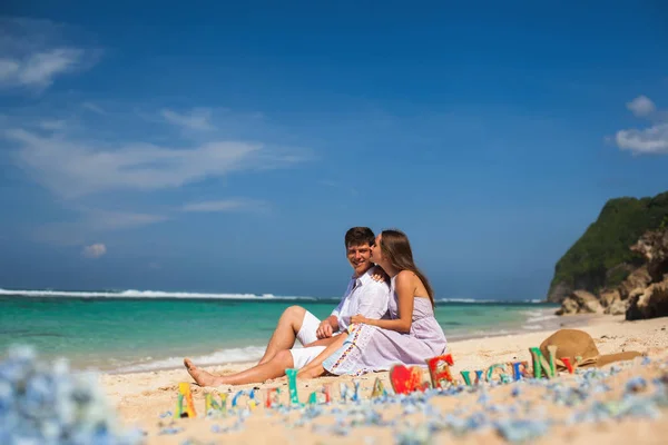 Coppia felice, in spiaggia, tiene le mani, mare. Viaggiare a Bali . — Foto Stock