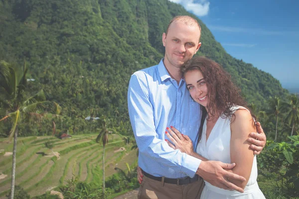 Glückliches Paar auf den Reisterrassen. Reisen auf Bali. — Stockfoto
