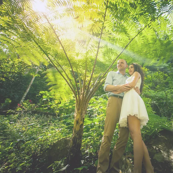 Um casal feliz a caminhar nos terraços de arroz. Viajar em Bali. — Fotografia de Stock