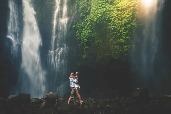 Increíble vista romántica de pareja feliz cerca de hermosa gran cascada —  Fotos de Stock